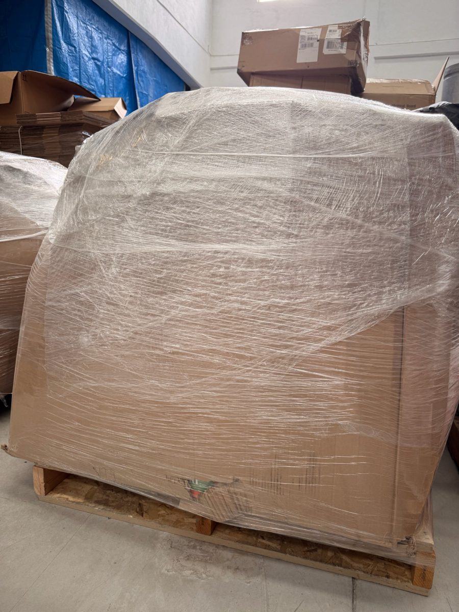 Un pallet completo emplayado de frente, cerrado y sin abrir