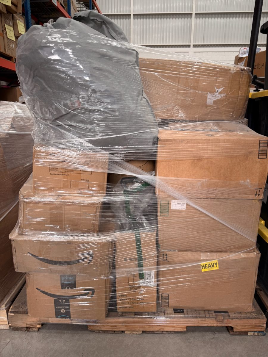 Pallet mixto emplayado con cajas y bultos de tamaños distintos