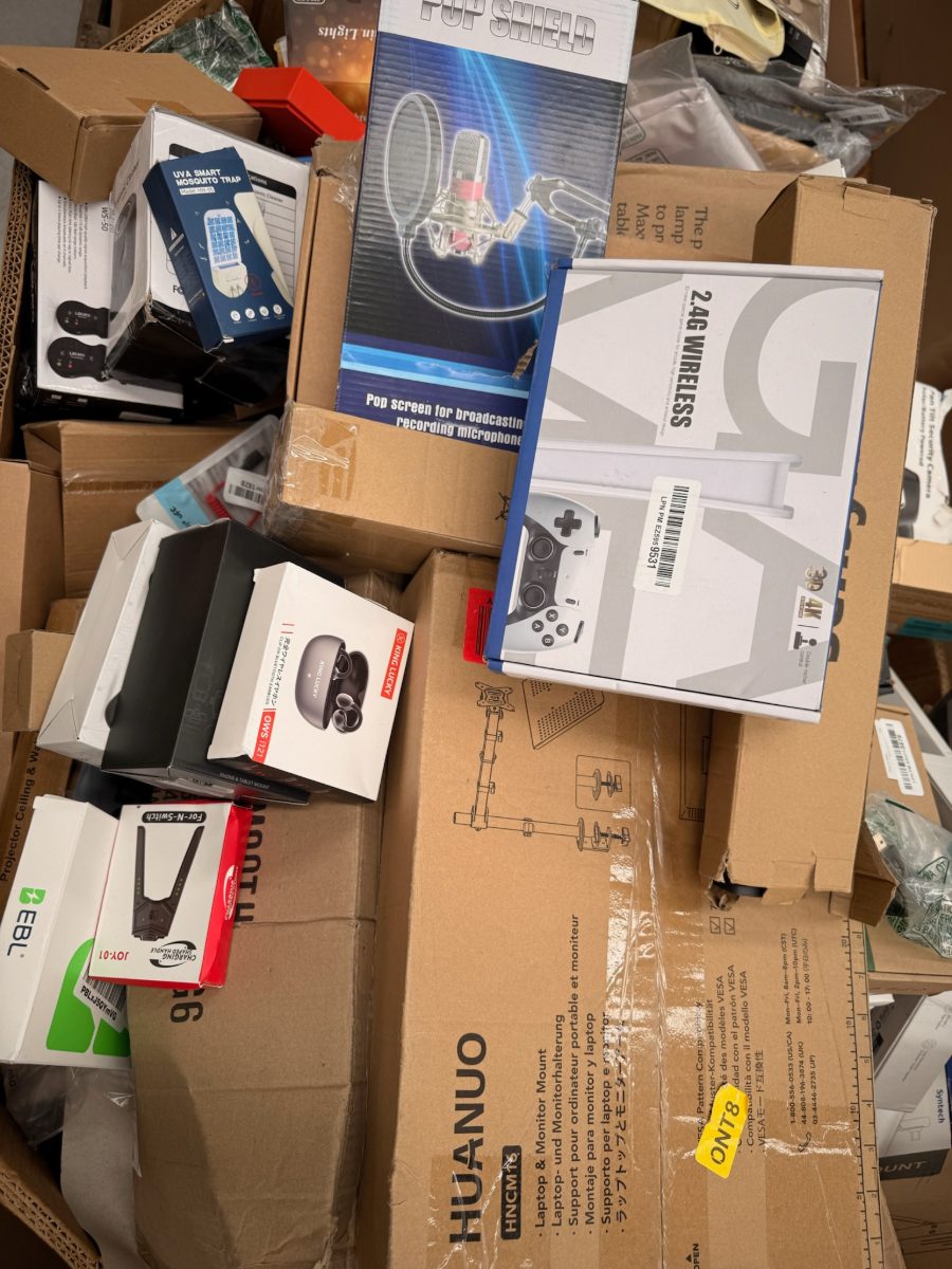 Producto suelto de un lote reciente: audífonos, controles inalámbricos, lámparas y accesorios en sus cajas